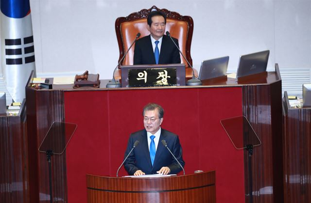 문재인 대통령이 1일 오전 국회 본회의장에서 2018년도 예산안 시정연설을 하고 있다. 오대근기자