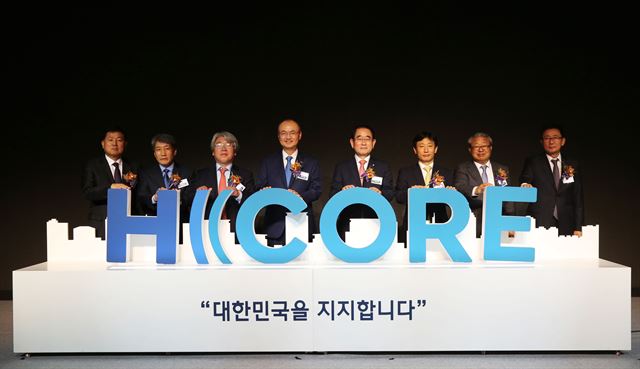 1일 서울 양재동 더케이호텔에서 열린 현대제철 내진강재 브랜드 ‘에이치코어(H CORE)’ 론칭 행사에서 우유철(왼쪽에서 네번째) 현대제철 부회장 등 참석자들이 '에이치코어(H CORE)' 모형을 앞에 두고 기념촬영을 하고 있다. 현대제철 제공