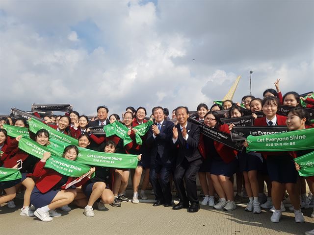 1일 성화 봉송 행사가 열린 인천대교에서 플래시 몹 공연을 펼친 인천 중앙여상 학생들이 도종환(가운데 왼쪽) 문체부 장관, 최문순 강원지사와 함께 기념촬영을 하고 있다. 인천=박진만 기자