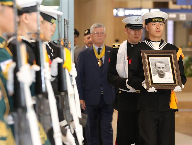 1일 오후 인천국제공항 입국장에서 6·25전쟁에서 당시 유엔군으로 참전한 프랑스 참전용사 고(故) 쟝 르우(Jean Le Houx)씨의 유해가 봉환되고 있다. 쟝 르우 씨의 유해는 2일 철원군 비무장지대(DMZ) 내 프랑스군 참전비에 안장된다. 영종도=연합뉴스