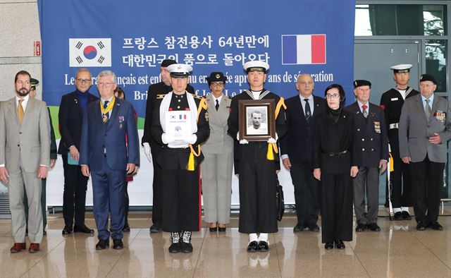 1일 오후 인천국제공항 입국장에서 6·25전쟁에서 당시 유엔군으로 참전한 프랑스 참전용사 고(故) 쟝 르우(Jean Le Houx)씨의 유해봉환식이 열리고 있다. 쟝 르우 씨의 유해는 2일 철원군 비무장지대(DMZ) 내 프랑스군 참전비에 안장된다. 영종도=연합뉴스