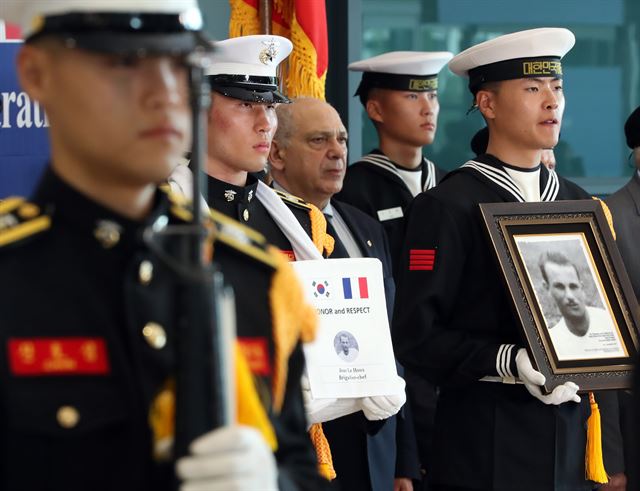 1일 오후 인천국제공항 입국장에서 6·25전쟁에서 당시 유엔군으로 참전한 프랑스 참전용사 고(故) 쟝 르우(Jean Le Houx)씨의 유해가 봉환되고 있다. 쟝 르우 씨의 유해는 2일 철원군 비무장지대(DMZ) 내 프랑스군 참전비에 안장된다. 영종도=연합뉴스