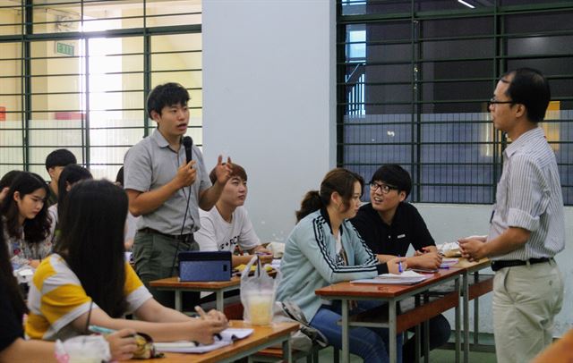 한국인으로 가득한 호찌민 인문사회과학대 베트남학과 전공 수업 강의실. 한 학생이 교수한테 질문을 하고 있다.