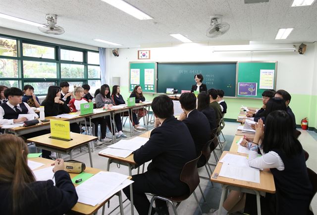 10월 24일 서울 금천구의 혁신고등학교인 독산고 2학년 학생들이 ‘표현의 자유, 어디까지 보장해야 하나’를 주제로 논쟁수업을 진행하고 있다. 학생들은 모둠 통해 미리 정리한 논거를 바탕으로 찬반 토론에 나섰고 담당 교사는 사회자의 역할만 했다. 서울시교육청 제공