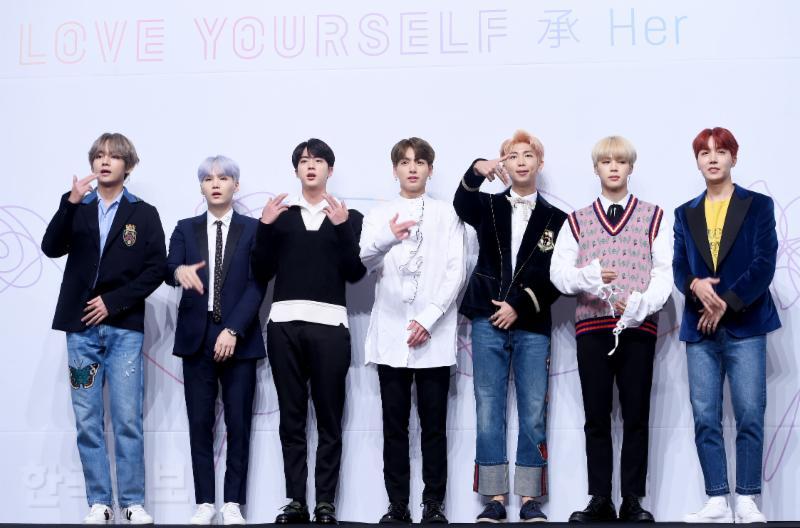 방탄소년단이 새 미니앨범 'LOVE YOURSELF 承 Her' 발매기념 기자간담회에 참석했다. 이지숙 기자