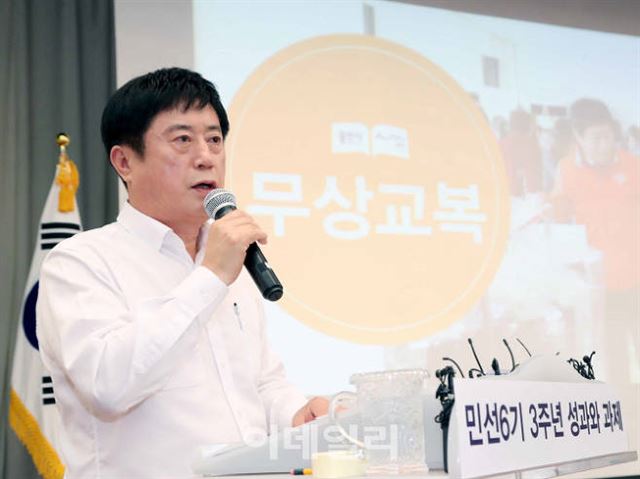 정찬민 경기 용인시장이 지난 7월 시청에서 가진 기자간담회에서 중고교 무상교복 지원계획을 밝히고 있다. 용인시 제공