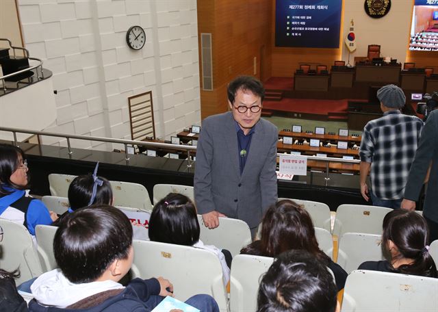 조희연 서울시교육감이 1일 서울 중구 서울시의회 방청을 온 포이초등학교 4~6학년 학급·전교 임원 학생들에게 ‘의회 역할'에 대해 설명하고 있다. 서울시교육청 제공ㆍ뉴시스