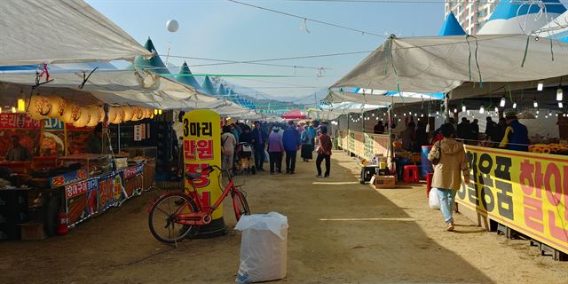 풍기인삼축제장 진입로 3면이 야시장에 둘러싸여 축제장을 가려면 야시장을 거쳐야 했다.