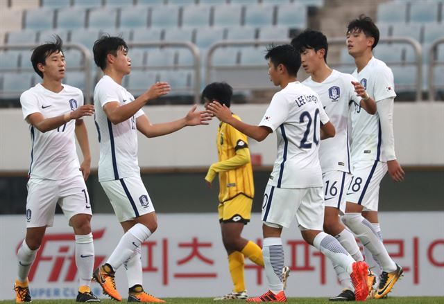 파주스타디움에서 2일 오후 열린 2018 AFC(아시아축구연맹) 19세이하 챔피언십 예선 조별리그 F조 한국과 브루나이의 경기에서 한국 이강인(오른쪽에서 세 번째)이 페널티킥을 성공한 뒤 축하를 받고 있다. 파주=연합뉴스