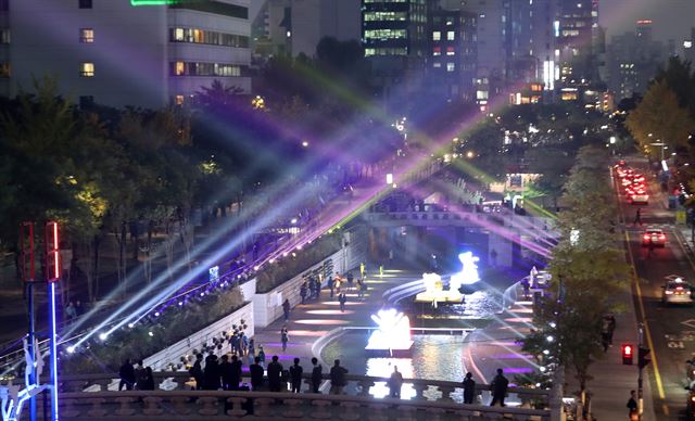 '2017 서울 빛초롱 축제'를 하루 앞둔 2일 저녁 형형색색의 등들이 청계천을 밝히고 있다. 올해 9번째로 열리는 2017 서울 빛초롱 축제는 100일여 앞으로 다가온 '2018 평창동계올림픽'을 메인 테마로 서울 청계광장에서 관수교까지 1.3㎞의 물길을 따라 '서울에서 빛으로 보는 평창동계올림픽', '서울, 대한민국 그리고 세계', '캐릭터와 아트작가' 3가지로 테마로 나눠 진행된다. 홍인기 기자