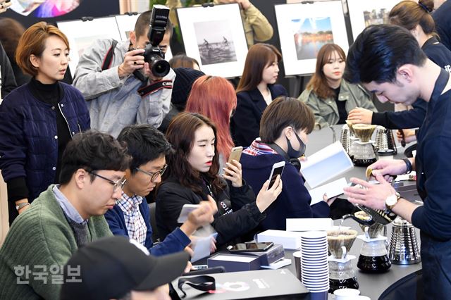 3일 오전 서울 중구 한 커피숍에서 열린 SK텔레콤의 아이폰8 국내 출시 개통 행사에서 한 여성 고객이 아이폰8의 사진을 찍고 있다 . 서재훈기자