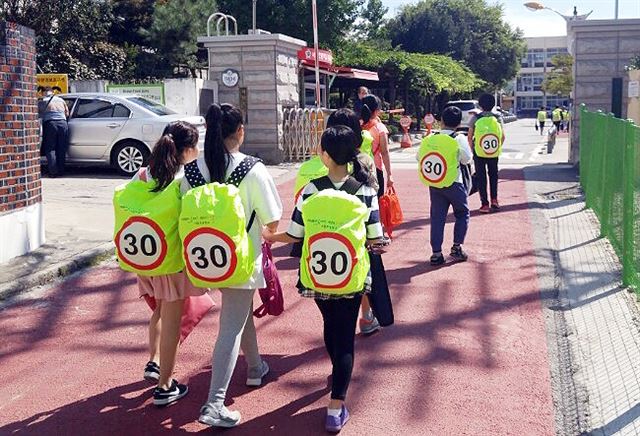 청주에 있는 서원초등학교가 재학생들의 안전한 등하굣길을 돕고자 자체 제작·배포한 '안전 가방 덮개'. 연합뉴스