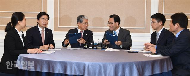 국민의당 김동철 원내대표(왼쪽)와 바른정당 주호영 당대표 권한대행 겸 원내대표가 3일 오전 국회 본청 귀빈식당에서 열린 정책협약 발표 공동기자간담회에서 공동 추진법안 등의 내용이 담긴 협약서에 서명한 뒤 교환하고 있다. 오대근기자 inliner@hankookilbo.com