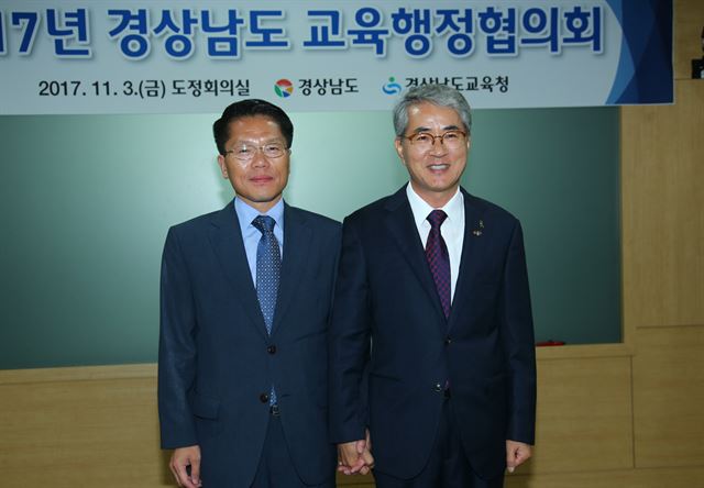 한경호(왼쪽)경남지사 권한대행과 박종훈 경남도교육감이 3일 경남도청에서 열린 경남교육행정협의회에서 내년부터 중학교 전면 무상급식 실시에 합의한 뒤 포즈를 취하고 있다. 경남도 제공