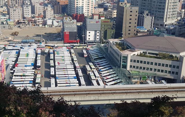 경상남도 시외버스 노조 소속 기사들이 파업이 돌입한 3일 오전 부산 사상구 서부시외버스터미널에 시외버스가 멈춰서 있다. 부산 서부터미널에는 이날 오전 5시 40분 첫차부터 버스 운행이 돌연 중단되자 새벽 운행을 기다리던 승객들의 항의가 잇따랐다. 부산=연합뉴스