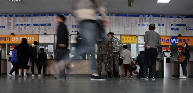 경상남도 시외버스 노조가 임금 인상 등을 요구하며 파업에 나선 3일 오전 경남 창원시 마산회원구 마산시외버스터미널을 찾은 일부 시민이 버스 운행이 중단되자 발걸음을 옮기고 있다. 창원=연합뉴스