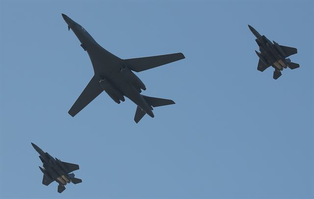 지난달 21일 우리 공군 전투기 F-15K의 엄호 속에 서울 국제 항공우주 및 방위산업 전시회(ADEX)가 열린 경기 성남시 서울공항 상공을 비행 중인 미국의 전략폭격기 B-1B '랜서'. 성남=연합뉴스