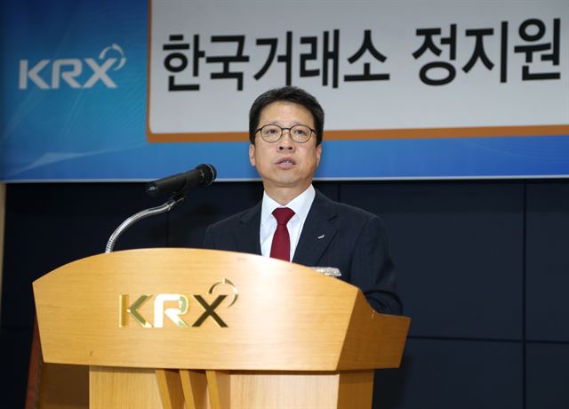 정지원 한국거래소 이사장이 3일 부산 문현동 거래소 본사에서 열린 취임식에서 인사말을 하고 있다. 정 이사장은 “코스닥시장이 창의와 혁신이 살아 있는 모험자본 조달의 산실로 자리매김하는 데 모든 역량을 집중하겠다”고 포부를 밝혔다. 한국거래소 제공