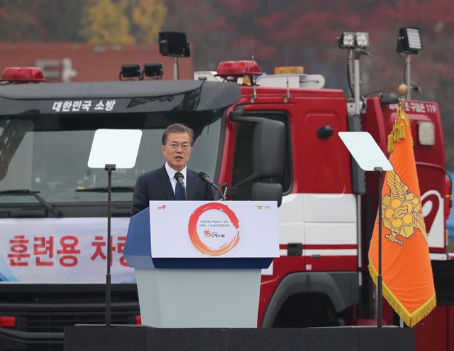 문재인 대통령이 3일 충남 천안시 중앙소방학교에서 열린 제55주년 소방의날 기념식에서 연설하고 있다. 천안=연합뉴스