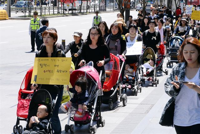 2014년 4월 세월호 희생자를 추모하기 위해 서울 강남역 일대에서 추모행진을 벌이고 있는 엄마들. 한국일보 자료사진