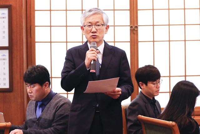 3일 오전 춘추관 식당에서 남관표 국가안보실 2차장이 기자들에게 트럼프 미국 대통령의 방한 일정과 관련 브리핑을 하고 있다. 청와대 사진기자단