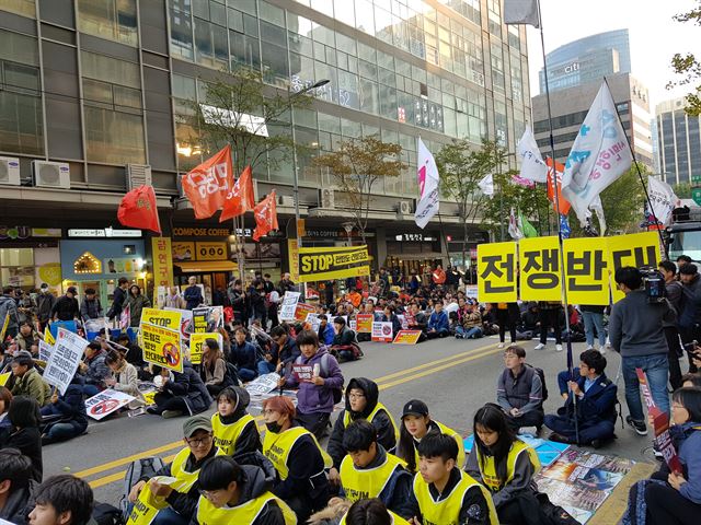 4일 오후 르메이에르빌딩 인근에서 한국진보연대 등 222개 단체가 연대한 ‘노트럼프공동행동’이 트럼프 대통령 방한 반대 집회를 열고 있다. 신은별 기자