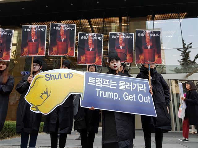 4일 오후 르메이에르빌딩 인근에서 한국진보연대 등 222개 단체가 연대한 ‘노트럼프공동행동’이 개최한 트럼프 대통령 방한 반대 집회에서 참가자들이 저승사자 차림으로 행진을 준비하고 있다. 신은별 기자