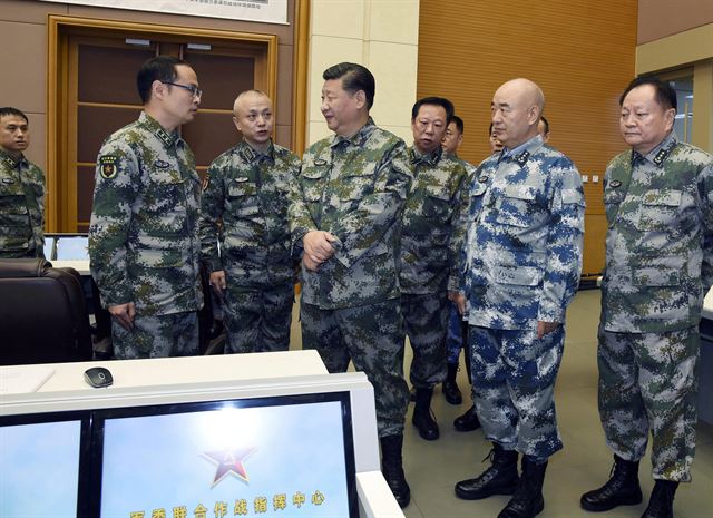 군복 차림의 시진핑(왼쪽 두번째) 중국 국가주석이 3일 공산당 고위 위원들과 함꼐 베이징에 위치한 당 중앙군사위 연합작전지휘센터를 시찰하고 있다. AP 연합뉴스