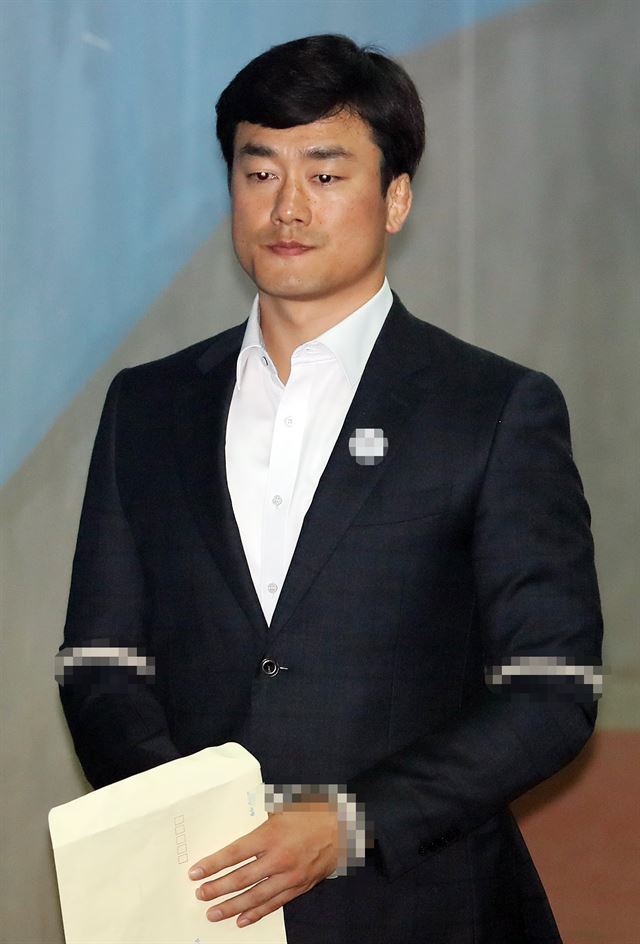 이영선 전 청와대 경호관이 이달 2일 재판을 받기 위해 법원으로 향하고 있다. 연합뉴스