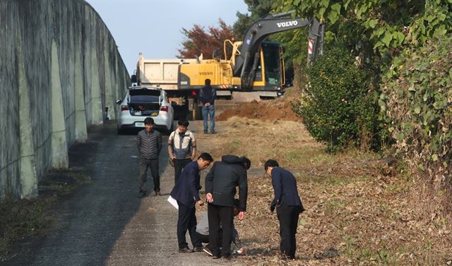 4일 오전 광주 북구 문흥동 옛 광주교도소 북쪽 담장 주변에서 5·18기념재단 관계자들이 민간인 희생자 발굴 기초작업을 벌이고 있다. 광주=연합뉴스