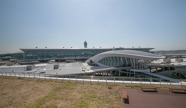 내년 1월 18일 개장 예정인 인천국제공항 제2여객터미널 외곽 모습. 한국일보 자료사진