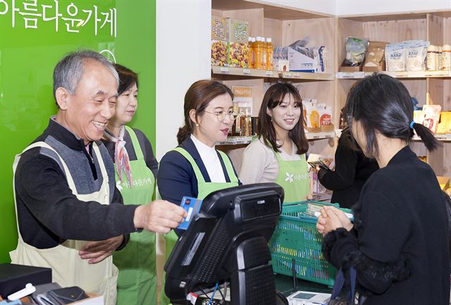 4일 아름다운가게 서울 양재점에서 열린 ‘르노삼성자동차와 함께하는 아름다운 토요일' 행사에서 동료들이 기부한 물건을 직접 판매하고 있는 르노삼성자동차 임직원들. 르노삼성차 제공