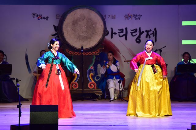 경북 문경시와 문경문화원이 주최ㆍ주관하는 ‘2017 문경새재아리랑제’가 6일 문경문화예술회관에서 열리고 있다. 문경시 제공