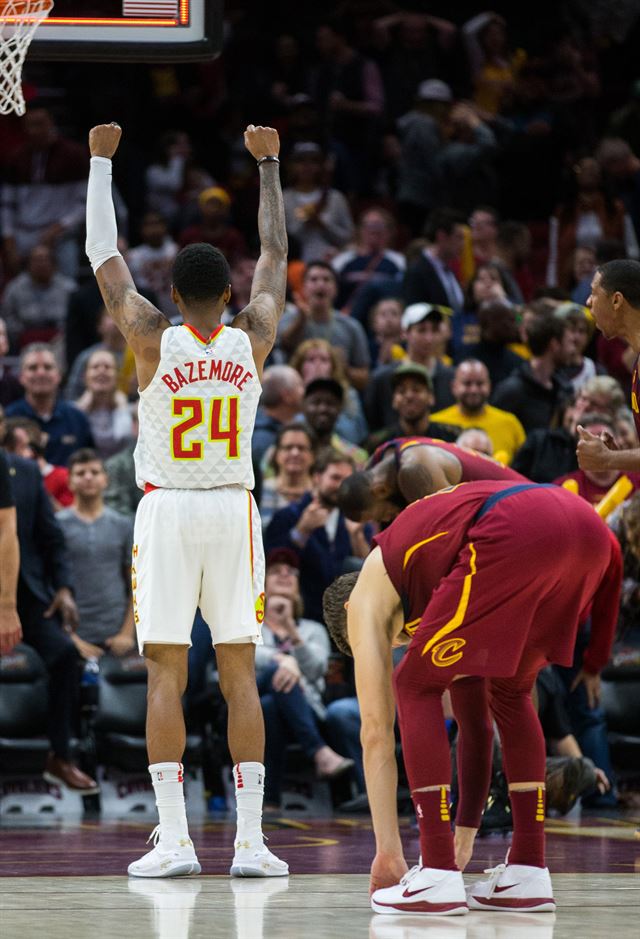 미 프로농구(NBA) 애틀랜타 호크스의 켄트 베이즈모어(왼쪽)가 6일 클리블랜드 캐벌리어스를 꺾고 승리를 확정한 순간 환호하고 있다. 아쉬워하는 클리블랜드 선수는 카일 코버. USA투데이스포츠 연합뉴스