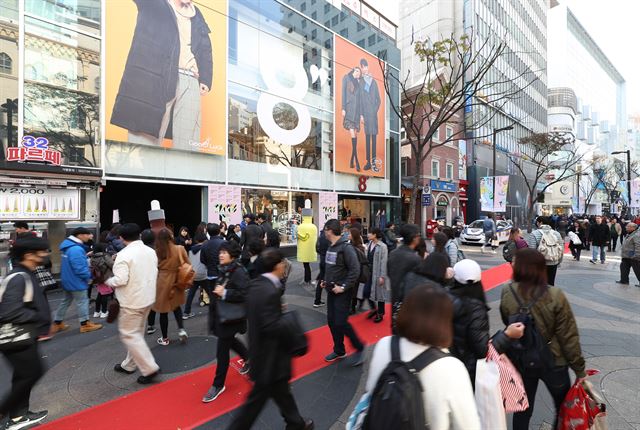 대한상의는 관광산업 활성화를 위해 인도와 동남아 국가 관광객의 비자 제도 완화 등이 필요하다고 제안했다. 5일 외국인 관광객이 몰린 서울 명동 거리 모습. 연합뉴스