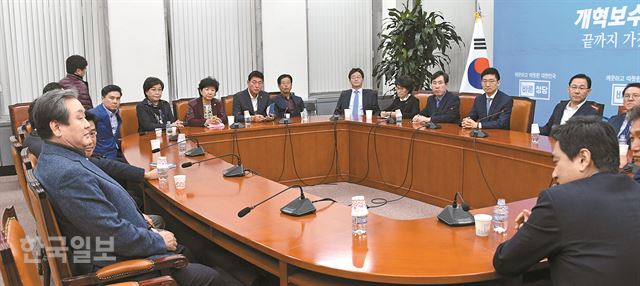 5일 밤 국회에서 열린 바른정당 의원총회에서 자유한국당과의 통합을 시도하는 김무성의원등이 자강파의 유승민 의원등과 굳은 표정으로 참석하고 있다. 오대근기자 inliner@hankookilbo.com