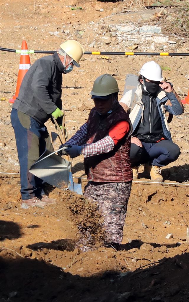 6일 오전 광주 북구 문흥동 옛 교도소 북쪽 담장 주변 재소자 농장 터에서 5·18 민주화운동 행방불명자 암매장 추정지 발굴이 시작되고 있다. 문화재 출토방식으로 진행되는 발굴은 겉 땅을 중장비로 고른 후 작은 삽 등 손 공구로 약 10㎝ 깊이씩 땅을 파면서 조사하는 방식으로 이뤄진다. 광주=연합뉴스