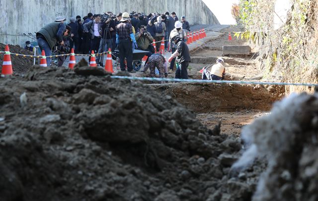 6일 오후 광주 북구 문흥동 옛 교도소 북쪽 담장 주변 재소자 농장 터에 위치한 5·18 민주화운동 행방불명자 암매장 추정지가 공개되고 있다. 5·18기념재단은 이날 3공수여단 등 1980년 당시 계엄군 주둔지였던 옛 교도소 내 암매장 추정지 발굴에 본격적으로 착수했다. 광주=연합뉴스