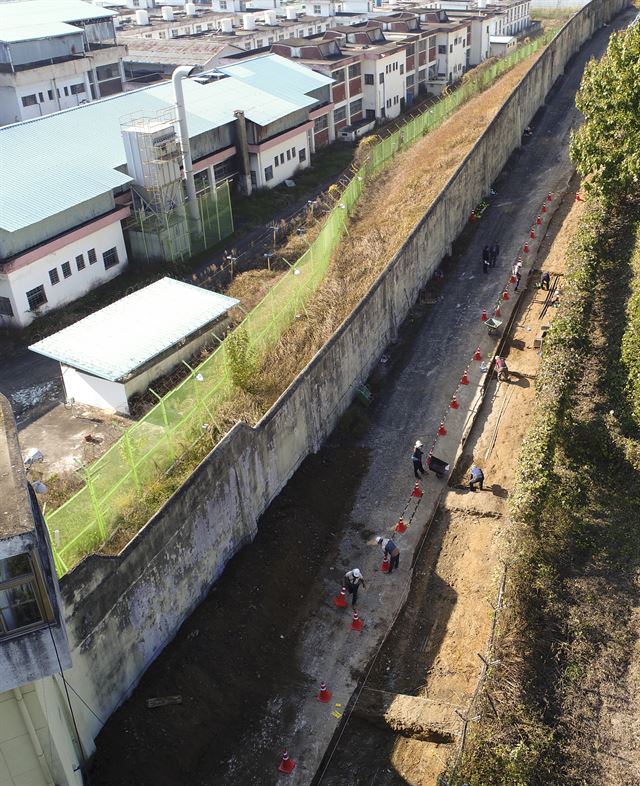 6일 오후 광주 북구 문흥동 옛 교도소 북쪽 담장 주변 재소자 농장 터에서 5·18 민주화운동 행방불명자 암매장 추정지 발굴이 본격 진행되고 있다. 3공수여단 등 1980년 당시 계엄군 주둔지였던 옛 교도소에서 이뤄지는 암매장 발굴은 항쟁 37년 만에 처음이다. . 광주=연합뉴스