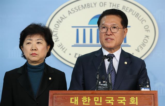 박인숙(왼쪽)ㆍ정운천 바른정당 의원이 6일 오전 국회 정론관에서 전당대회 불출마 선언 기자회견을 하고 있다. 연합뉴스