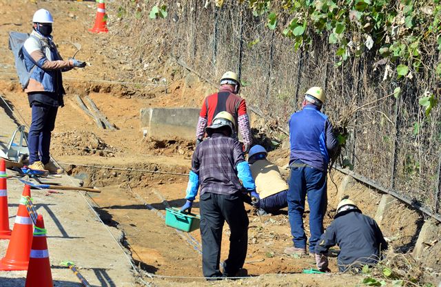 6일 오전 광주 북구 옛 광주교도소 북측 담장 인근 5·18 암매장 추정지에서 5·18기념재단 등이 유해 발굴 작업을 하고 있다. 뉴시스