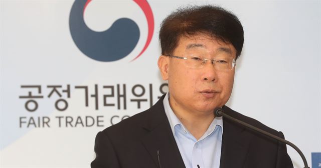 배영수 공정거래위원회 카르텔조사국장이 6일 정부세종청사 2-2동 공정위 기자실에서 열린 자동차 부품 국제 담합 제제 관련 브리핑에서 “가변밸브 타이밍 납품 등 과정에서 담합한 자동차 부품 사업자에게 371억원의 과징금을 부과하기로 했다”고 말하고 있다. 연합뉴스