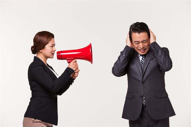 폐경기에 되면 별 거 아닌 일에도 남편이나 자녀들에게 갑자기 짜증을 내거나 얼굴이 붉어지고 잠을 자다가 식은 땀을 흘리면 폐경기증후군을 의심해야 한다. 게티이미지뱅크