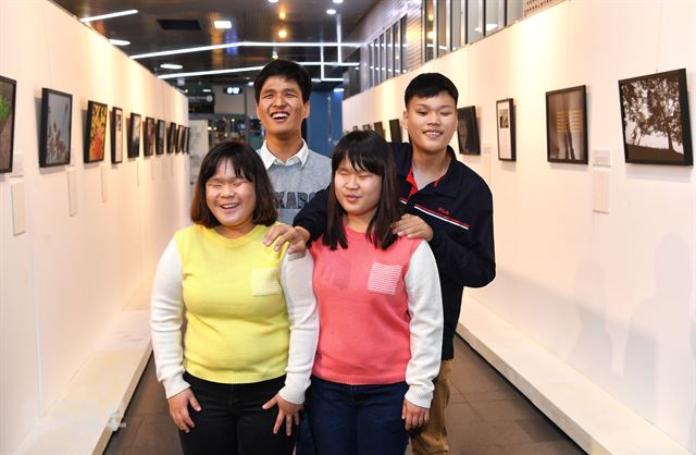 청주맹학교 고교부에 재학 중인 이현주(앞줄 왼쪽부터 시계반대 방향) 이민주양, 황채현 최형락군이 2일 자신들이 촬영한 사진으로 꾸린 전시가 열린 서울시청 시민청에서 포즈를 취하고 있다. 류효진 기자