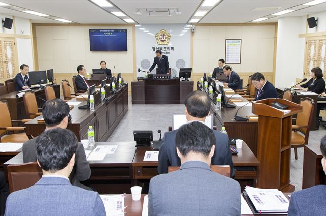 경북도의회독도수호특별위원회가 독도관련 부서를 상대로 독도정책 업무보고를 받고 있다. 경북도의회 제공