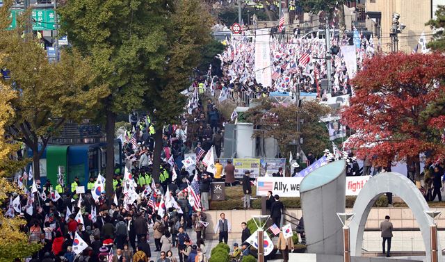 도널드 트럼프 미국 대통령 방한을 환영하는 보수단체 관계자들이 7일 서울 종로구 청계천 광장에 몰려 있다. 연합뉴스