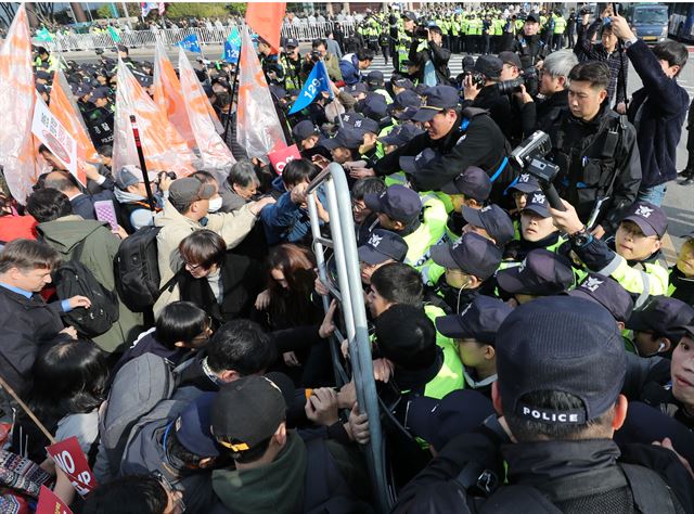 도널드 트럼프 미국 대통령이 방한하는 7일 서울 광화문 광장에서 'NO트럼프공동행동' 관계자들이 트럼프 방한 반대 규탄 시위을 하자 경찰들이 저지하고 있다. 연합뉴스