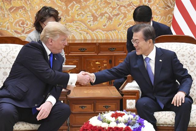 한국을 국빈방문중인 트럼프 미국 대통령이 7일 청와대 본관에 도착해 문재인 대통령과 단독 정상회담을 하고 있다. 고영권 기자