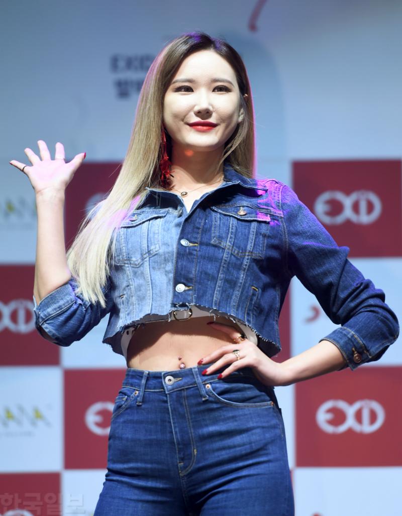 EXID LE가 7일 오후 서울 한남동 블루스퀘어에서 진행된 네 번째 미니앨범 ‘Full Moon’(풀문) 발매기념 쇼케이스에서 포즈를 취하고 있다.