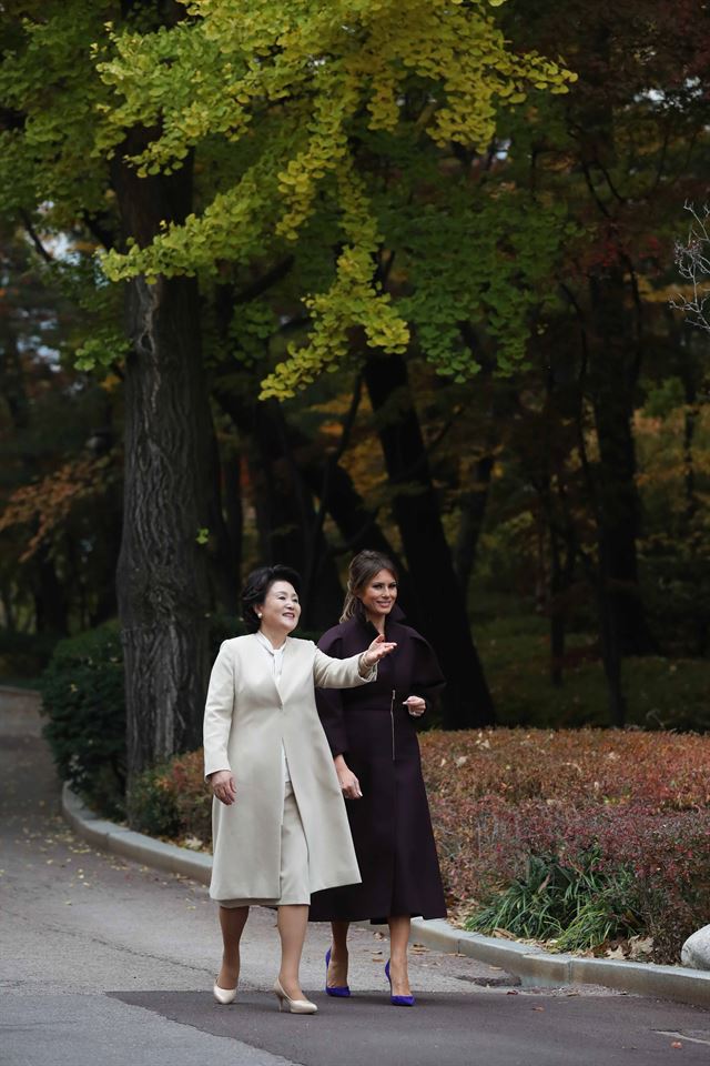 김정숙 여사와 멜라니아 여사가 7일 오후 청와대 경내를 함께 걸으며 청와대의 가을 풍경을 감상하고 있다. 고영권 기자